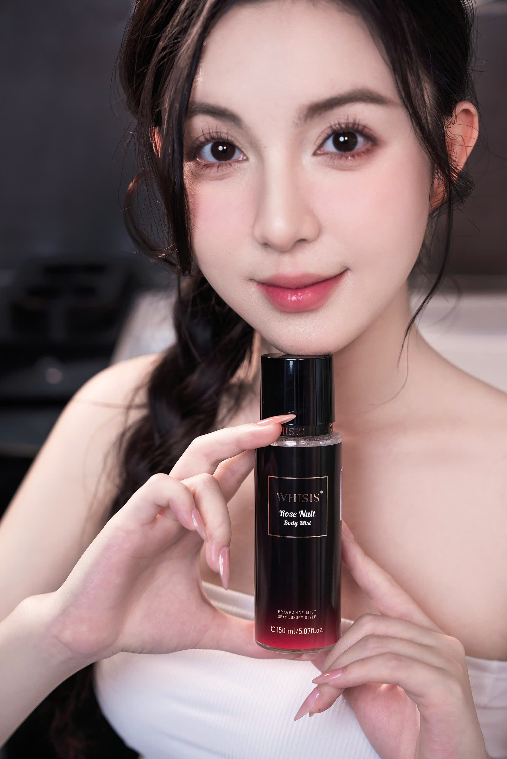 z7110769277410_dffe4004a9ec7553fab7092e74f0ce03 Body Mist Xịt Thơm Cơ Thể Whisis Rose Nuit Body Mist 150ml - Hương thơm tinh tế và quyến rũ